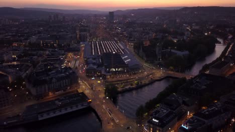 atardecer-cielo-iluminación-Zurich-ciudad-centro-tráfico-río-puente-panorama-4k-Suiza