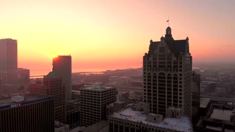 Vista-aérea-de-rascacielos-en-la-ciudad-estadounidense-en-la-madrugada.-Centro-Milwaukee,-Wisconsin,-Estados-Unidos.-Drone-tiros,-amanecer,-luz-del-sol,-desde-arriba.