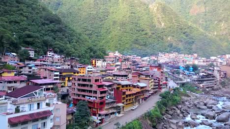 Vista-aérea-de-ciudad-Latina.-Gran-río-que-fluye.-Montañas-en-el-fondo.