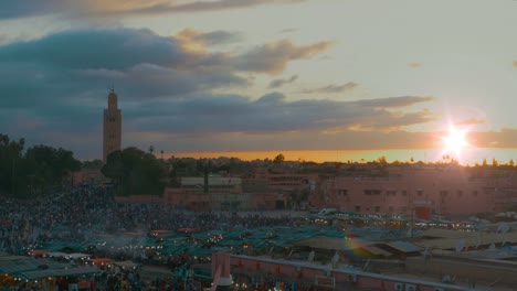 Puesta-de-sol-en-la-plaza-Jemaa-el-Fna