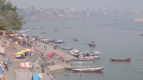 Varanasi,-en-las-orillas-de-ganga,-es-la-capital-espiritual-de-la-India-para-los-hindúes