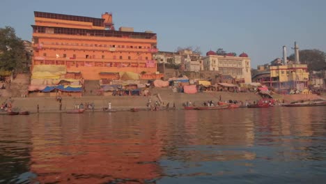 Varanasi,-en-las-orillas-de-ganga,-es-la-capital-espiritual-de-la-India-para-los-hindúes