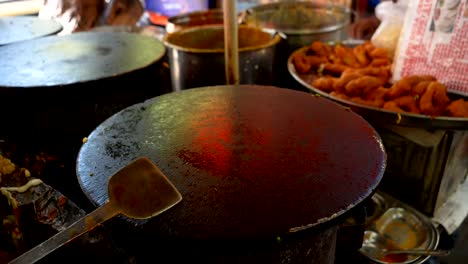 Geschickter-Streetfood-Verkäufer,-der-dosa-herstellt---Mumbai,-Indien