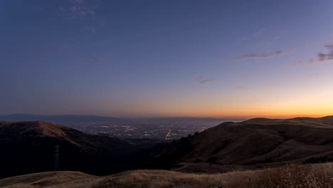 Lapso-de-tiempo-al-atardecer-sobre-el-área-de-Silicon-Valley-desde-las-cimas-de-las-montañas-circundantes