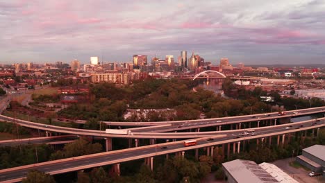 Mehrere-Brücken-transportieren-den-Verkehr-über-den-Cumberland-River-neben-Nashville-Tennessee