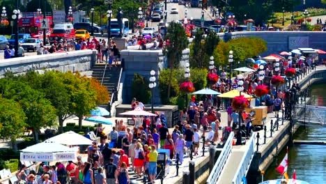 Victoria-BC-Tourists-in-Summertime,-Inner-Harbor-Causeway