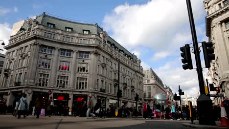 Oxford-circus-en-Londres,-con-tiendas-y-cruce-de-peatones