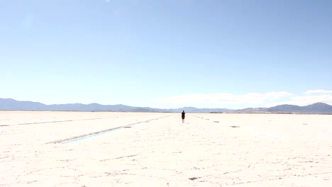 Mann-in-Gehminuten-zu-Fuß-entfernt-auf-der-Salt-Flats