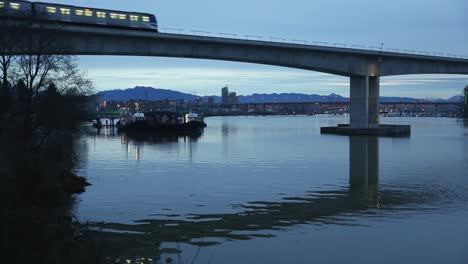 Canada-Line-Züge-und-Bridge,-Vancouver