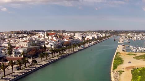 Vista-aérea-de-la-ciudad,-el-río-y-Lagos-en-Portugal