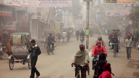 Calle-Scence-y-el-tráfico-en-varanasí,-India