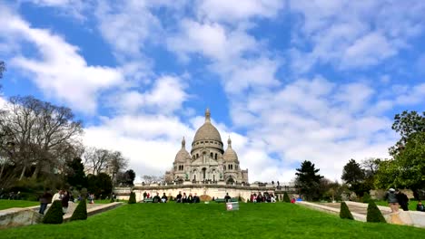 Die-Basilika-des-Heiligen-Herzen-am-Montmartre-Zeitraffer-in