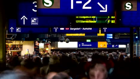 crowed-personas-a-pasos-de-la-estación-central-de-timelapse-iluminado