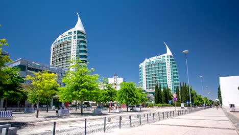 Moderne-Gebäude-im-Park-der-Nationen-in-Lissabon,-Portugal-timelapse-hyperlapse