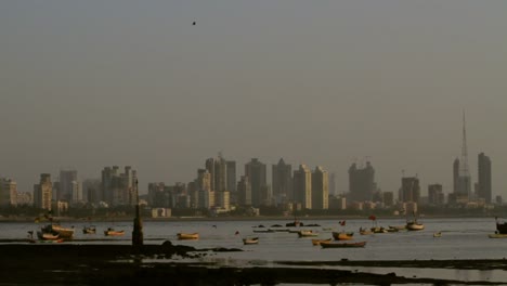 Barcos-en-la-bahía-de-Mumbai,-con-vista-a-la-ciudad.