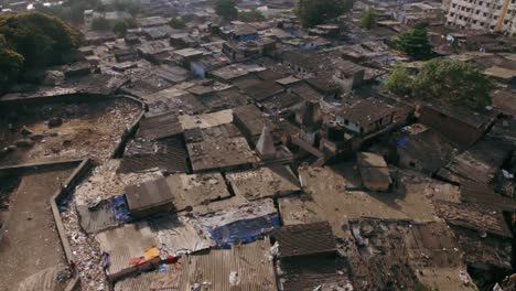 Barriada-con-vista-al-área-de-Mumbai.