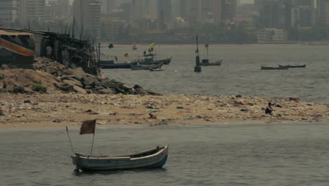 Boot-in-das-Wasser,-Mumbai.