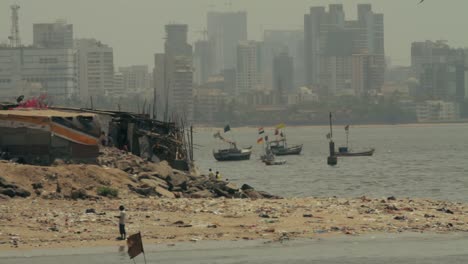 Niño-jugando-en-la-ribera-de-Mumbai