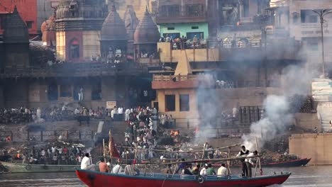 Burning-Ghat-por-el-río-Ganges-en-varanasí