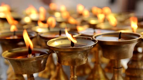 Ritual-Kerzen-nahe-gelegenen-Boudha-stupa-in-Nepal.