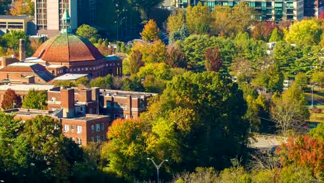 Asheville-Iglesia-Bautista-First-Baptist-Church-durante-el-otoño