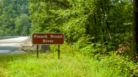 Los-bosques-contra-Francia-Froad-río-en-Asheville,-Carolina-del-Norte,-con-el