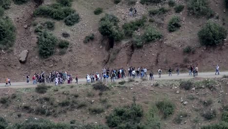 Vista-de-una-calle-en-el-valle-donde-una-gran-multitud-de-jóvenes-se-manifestaban