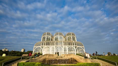 Timelapse-Blick-auf-die-botanischen-Gärten-in-Curitiba,-Paraná,-Brasilien