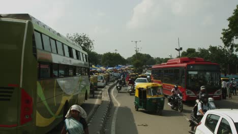 Lapso-de-tiempo-de-disparo-de-movimiento-de-tráfico-en-calle-de-la-ciudad,-Delhi,-India