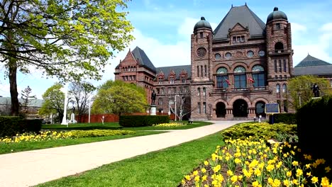 Blick-auf-Queen\'s-Park-in-Toronto-mit-Narzissen