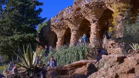 Parque-güell-en-barcelona-sol-agitado-de-viaje-4-k,-España