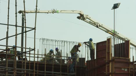 Zeitraffer-Aufnahme-von-Handbuch-Arbeiter-arbeiten-auf-einer-Baustelle