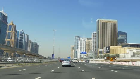 Día-de-la-marina-de-dubai-sheikh-zayed-road-el-viaje-en-automóvil,-4-k,-Emiratos-Árabes-Unidos