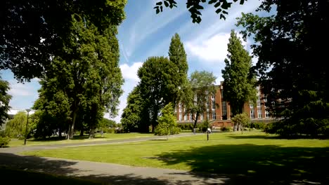 Universidad-de-Birmingham-University-Square.