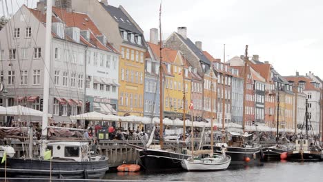 Busy-Nyhavn-canal,-waterfront