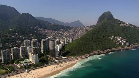 Volar-por-encima-de-la-playa-y-Favela,-Rio-de-Janeiro,-Brasil