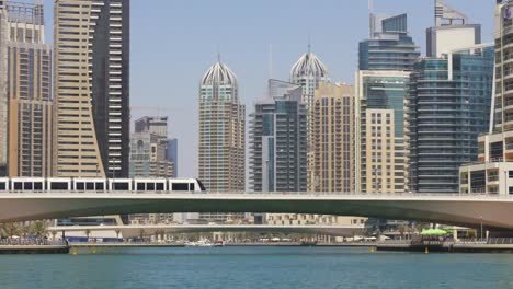 Eau-de-la-ciudad-de-Dubai-Marina-Golfo-vista-panorámica-del-puente-4-K