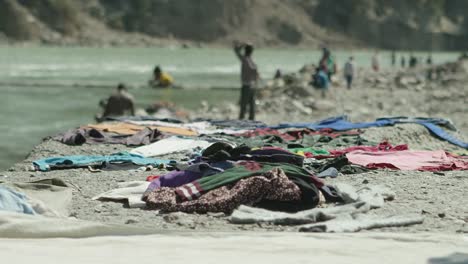 Washing-by-the-river-Ganges.