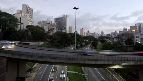 Zeitraffer-Verkehr-in-Sao-Paulo-Pfanne-Schuss