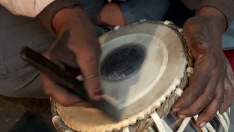 Tabla-drum-master,-Varanasi,-India