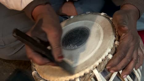 Tabla-maestra-de-tambor,-varanasí,-India