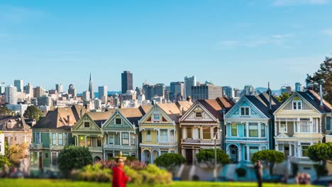 Zeitraffer-mit-viktorianischen-Häuser-auf-Steiner-Straße-und-die-Skyline-von-San-Francisco-an.