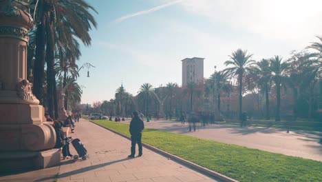 Barcelona-leichte-Arc-de-Triomf-Sonnenallee-4k-Zeitraffer-Spanien