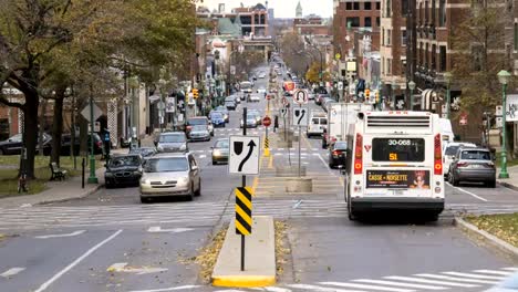 Animada-calle-de-la-ciudad-de-montreal