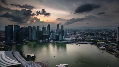 Sonnenuntergang-Gewitterhimmel-Vogel-anzeigen-4-k-Zeitraffer-von-Singapur-Dach