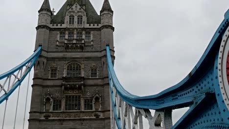 Näher-Blick-auf-das-blaue-Metall-der-London-Brücke