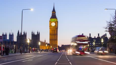 London,-Verkehr-auf-Westminster-bridge