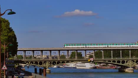 Paris-u-Bahn-Kreuzung-Pont-de-Bir-Hakeim,-Paris,-Frankreich