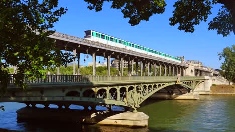 Paris-metro-crossing-Pont-de-Bir-Hakeim,-Paris,-France