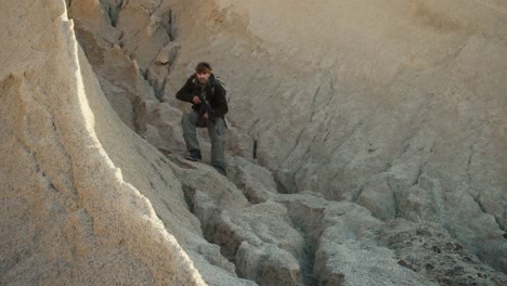 Terrorista-armado-caminando-en-medio-del-desierto